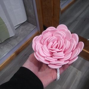 FREE with purchase 🤑 Light Pink Flower Loofa